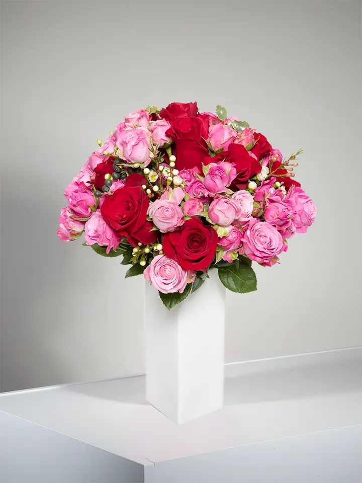 Bouquet compatto di rose rosse e rosa
